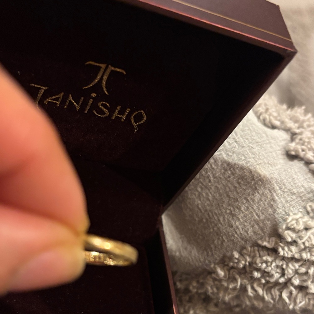 LEO Gold Diamond anniversary Ring - Picture 4 of 10